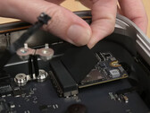 Parece que as restrições de software impedem o Mac Studio de ler as unidades de maior capacidade. (Fonte de imagem: iFixit)