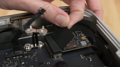 Parece que as restrições de software impedem o Mac Studio de ler as unidades de maior capacidade. (Fonte de imagem: iFixit)