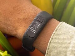O rastreador de condicionamento físico Garmin vivosmart 5 (foto) agora suporta o Body Battery TrueUp. (Fonte da imagem: Garmin)