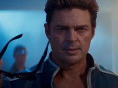 Karl Urban como Johnny Cage no teaser trailer oficial de Mortal Kombat 2 Uncaged Fury (fonte da imagem: Warner Bros.)