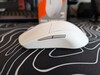 Perfil do lado esquerdo do SteelSeries Rival 3 Wireless Gen 2 com dois botões adicionais.