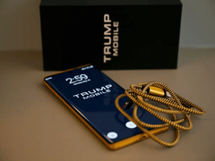 Uma foto do Trump Phone T1 junto com a caixa e o cabo.