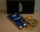 Uma foto do Trump Phone T1 junto com a caixa e o cabo.