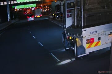 Contraste dinâmico ativado. Toda a estrada fica mais clara, mas com uma textura ligeiramente mais turva ao redor das luzes do veículo
