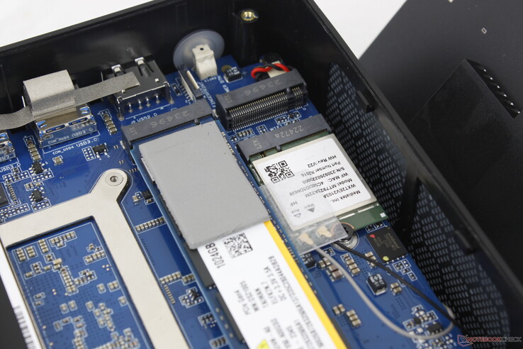O módulo WLAN removível fica embaixo do slot M.2 secundário