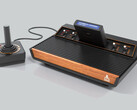 O Atari 2600+ é uma versão modernizada do primeiro console da Atari e suporta os carrinhos de jogos originais. (Imagem via Atari)