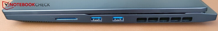 À direita: Leitor SD, 2x USB-A (5 Gb/s)