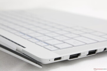 Tampa aberta no ângulo máximo (~160 graus)