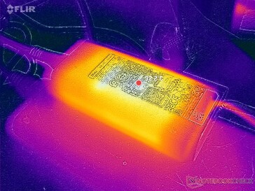 O adaptador CA atinge mais de 32 °C ao operar cargas exigentes
