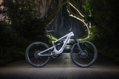 A Nukeproof Megawatt Carbon é uma bicicleta elétrica de enduro agressiva que apresenta a nova plataforma eMTB da SRAM. (Fonte da imagem: Nukeproof)