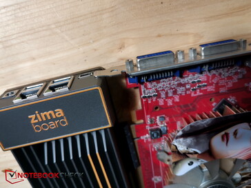As bordas dos slots das placas PCIe podem atrapalhar