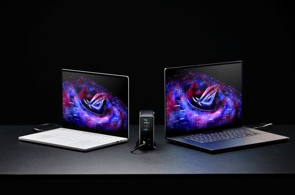 A base de carregamento ROG Flux alimenta dois laptops no Modo Dual Laptop