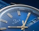 Close-up do mostrador azul fumé do Timex Q 1976 Day and Date.