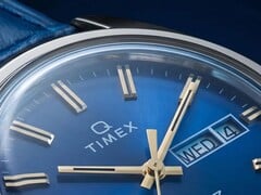 Close-up do mostrador azul fumé do Timex Q 1976 Day and Date.