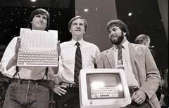 Steve Jobs, Steve Wozniak e Ronald Wayne. Wayne ficou famoso por vender sua participação de 10% por US$ 800 apenas doze dias depois de formar a empresa em 1976.