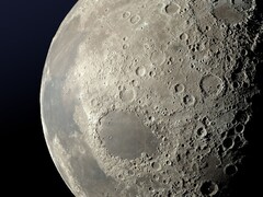 Uma imagem mostrando a superfície da Lua. (Fonte da imagem: bellergy - Pixabay)