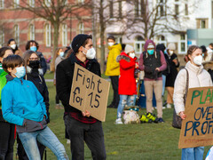 Sextas-feiras para o futuro: Manifestantes na manifestação Global Climate Strike em 19 de março de 2021 em Düsseldorf. (Imagem: Wikimedia, Rogi Lensing).
