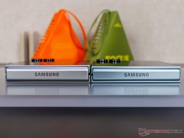 Galaxy Z Flip 7 FE (L) e Flip 7 (R) lado a lado ((fonte da imagem: Notebookcheck)