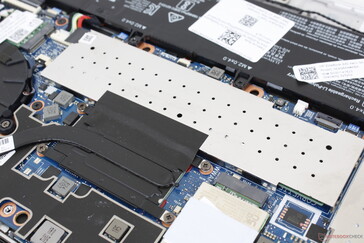 2x SODIMM slots são protegidos por uma cobertura de alumínio