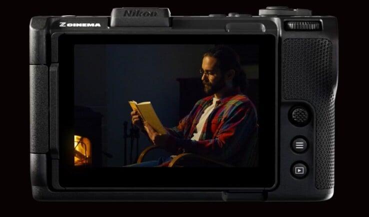 A parte traseira da Nikon ZR com sua tela grande