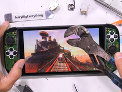 A tela do Nintendo Switch 2 quebrou após 50 golpes com um alicate grande. Na foto: Captura de tela do vídeo. (Fonte da imagem: JerryRigEverything)