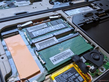 Slots SODIMM 2x acessíveis