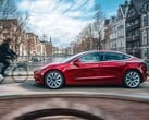 Model 3 em funcionamento com o recurso de direção totalmente autônoma.