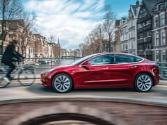 Model 3 em funcionamento com o recurso de direção totalmente autônoma.