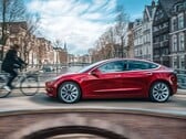 Model 3 em funcionamento com o recurso de direção totalmente autônoma.