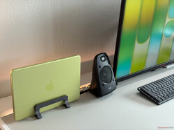 O MacBook Neo funciona bem conectado a uma tela 4K com periféricos.