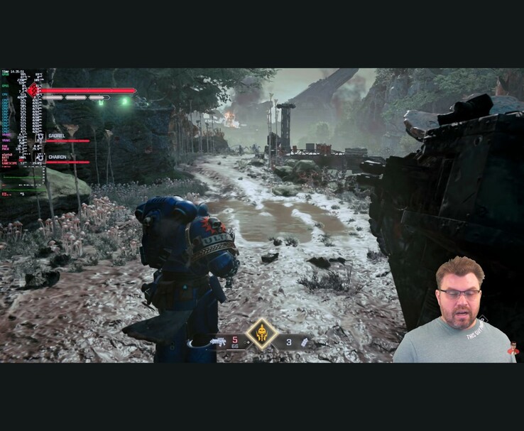 Cena de gameplay de Warhammer 40,000 Space Marine 2 com métricas de desempenho na tela e o senhor aparecendo no canto durante o teste. (Fonte da imagem: The Phawx via YouTube)