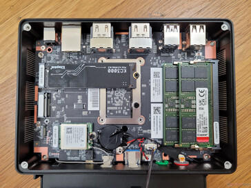 A remoção do ventilador e do dissipador de calor SSD expõe os 2x slots DDR5 SODIMM, 2x slots de armazenamento M.2 2280, bateria BIOS, e módulo removível M.2 WLAN
