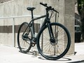 A State Bicycle 6061 eBike Commuter pode ajudá-lo a velocidades de até 20 mph (~32 kph). (Fonte da imagem: State Bicycle Co.)