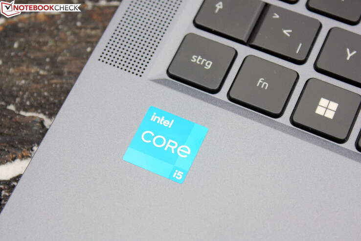 Com o Core i5-1335U, ele usa um SoC Raptor Lake U comum da Intel.