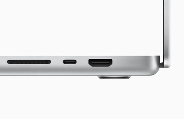 A seleção de portas inclui o slot SDXC, HDMI, e três portas Thunderbolt 4. (Fonte de imagem: Apple)