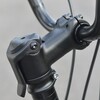 A bicicleta Boost Mini tem uma haste dobrável com alavanca de liberação rápida. (Fonte da imagem: Boost) 