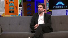 Uma captura de tela de Leslie Benzies durante uma entrevista com a IGN