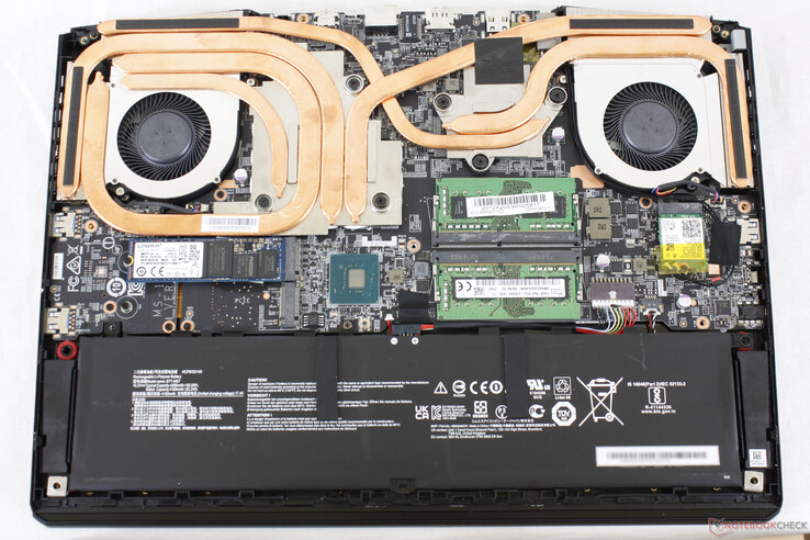 MSI GP66. O painel inferior é fixado por 11 parafusos Philips. Um adesivo de "selo de fábrica" deve ser quebrado