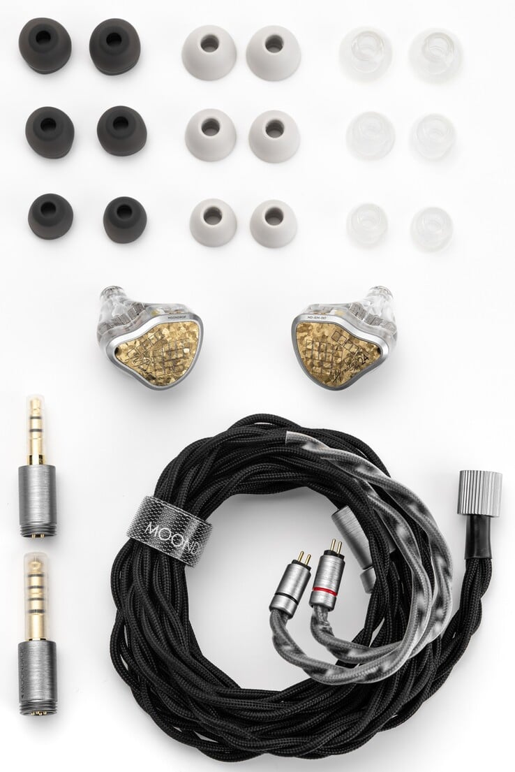 Os fones de ouvido Armature Art 24 vêm com ponteiras de silicone, UC e ATF (esponja e silicone) em três tamanhos e um cabo com 19 núcleos de cobre de cristal único e 19 núcleos de prata pura.