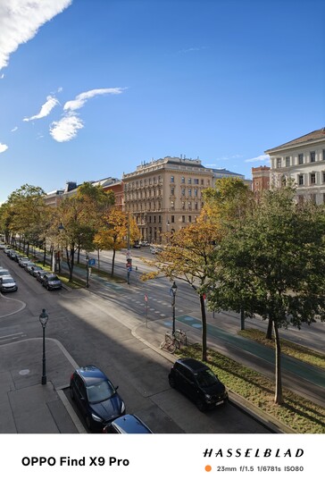 Uma foto de 23 mm do Oppo Find X9 Pro com 12 megapixels padrão.