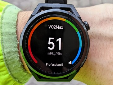 O smartwatch mede e avalia o consumo máximo de oxigênio.