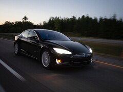 Veículos Tesla modelo S mais antigos precisarão de uma atualização para manter sua conectividade celular após o desligamento da rede 3G da AT&T (Imagem: Jp Valery)