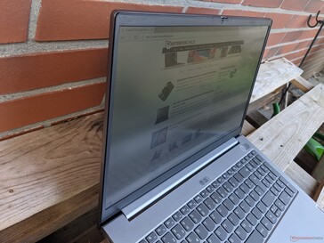 Usando o Lenovo ThinBook 15 Gen2 ao ar livre (à sombra em um dia ensolarado)