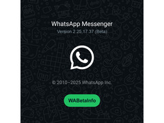 Uma tela inicial com um fundo verde movimentado e o logotipo do WhatsApp mencionando o número da última versão beta. (Fonte da imagem: @WABetaInfo no X)