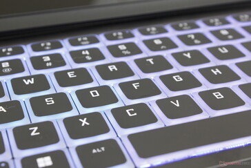 A iluminação RGB é mais visível entre cada tecla em comparação com outros laptops