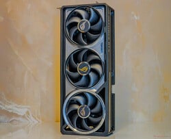 A ROG Astral RTX 5080 OC usa um sistema de resfriamento com ventoinha quadriaxial