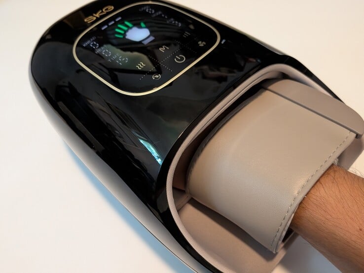 Amarrado e com uma massagem nos dedos