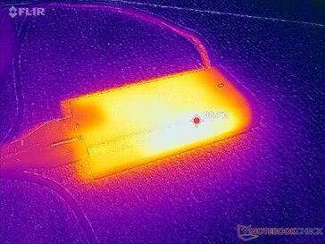O adaptador CA atinge mais de 38 °C quando está sob carga