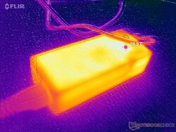 O adaptador CA atinge mais de 40 °C quando está sob carga