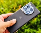 Um OnePlus 12 na cor preta